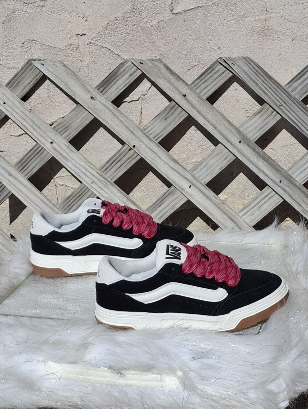 Vans Hylane Lace-Up Sneakers Black & White Thick Pink Laces Unisex W7/M5.5 - Picture 4 of 16
